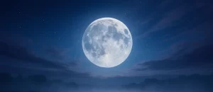 Superluna de noviembre 2025 iluminando el cielo nocturno, reflejada en el agua.